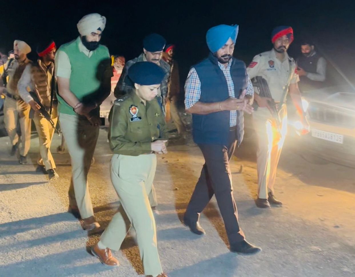 ਪ੍ਰਭ ਦਾਸੂਵਾਲ ਗੈਗ ਦੇ 03 ਗੁਰਗੇ ਕਾਬੂ, ਗੈਗ ਦੇ ਮੁੱਖ ਸੂਟਰ ਅਤੇ ਪੁਲਿਸ ਵਿਚਕਾਰ ਹੋਈ 06 ਰਾਊਡ ਫਾਇਰਿੰਗ 
