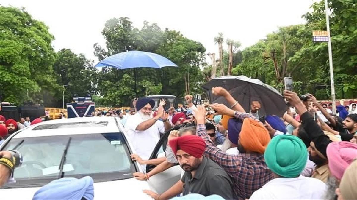 SIT ਸਾਹਮਣੇ ਪੇਸ਼ ਹੋਏ ਸੁਖਬੀਰ ਬਾਦਲ, ਬੋਲੇ- ਕਾਨੂੰਨ ਦਾ ਸਤਿਕਾਰ ਹਮੇਸ਼ਾ ਕੀਤਾ ਹੈ