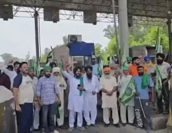 ਪੰਜਾਬ ਭਰ ਦੇ ਟੋਲ ਪਲਾਜ਼ਿਆਂ ‘ਤੇ ਕਿਸਾਨਾਂ ਦਾ ਧਰਨਾ, ਲਾਡੋਵਾਲ ਸਮੇਤ ਕਈ ਥਾਵਾਂ ‘ਤੇ ਟੋਲ ਵਸੂਲੀ ਰਹੀ ਬੰਦ