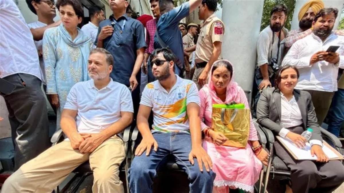 ਪੈਲੇਟ ਗਨ ਮਾਮਲੇ ’ਚ ਰਾਹੁਲ ਗਾਂਧੀ ਨੇ ਚੁੱਕੀ ਆਵਾਜ਼, ਪੁਲਿਸ ’ਤੇ ਕਾਰਵਾਈ ਨਾ ਕਰਨ ਦਾ ਦੋਸ਼; ਡੀਸੀਪੀ ਦਫ਼ਤਰ ਬਾਹਰ ਧਰਨਾ